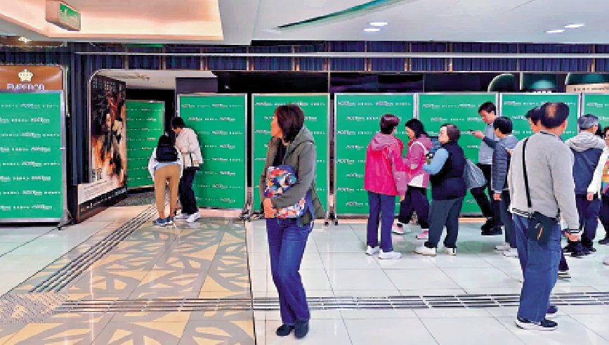 　　圖：馬鞍山英皇戲院昨日已被圍板遮蔽。