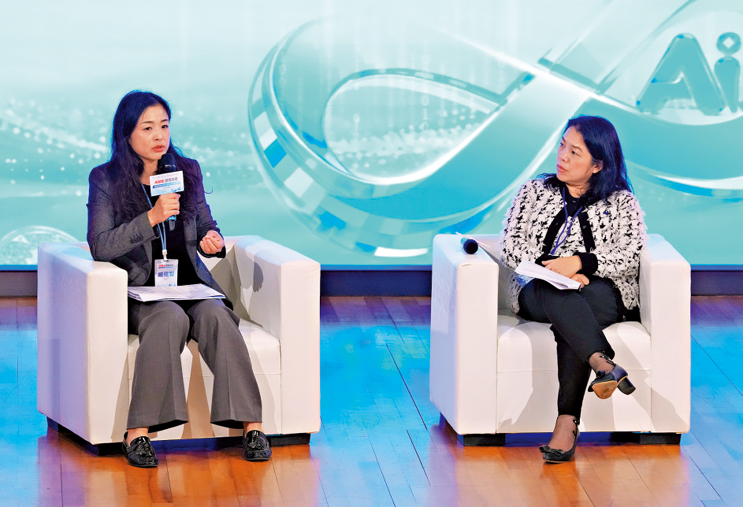 　　圖：賴翠碧（右）與臧蘊智均相信，在AI浪潮下，專業人才的要求會更高。\大公報記者林良堅攝