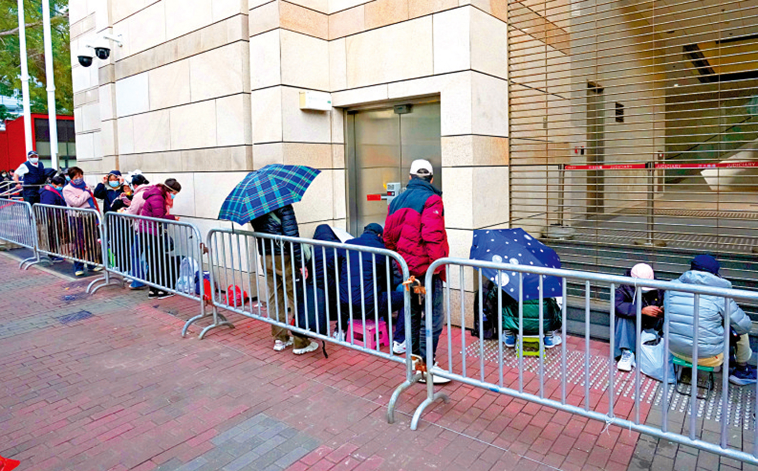 　　圖：黎智英案受社會關注，大批市民一早等候入法院旁聽。\大公報記者林少權攝