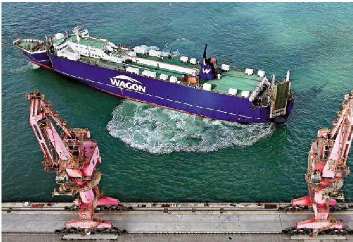 　　圖：平潭對台貿易額實現跨越式增長。圖為「台北快輪」駛入平潭港口。\中新社