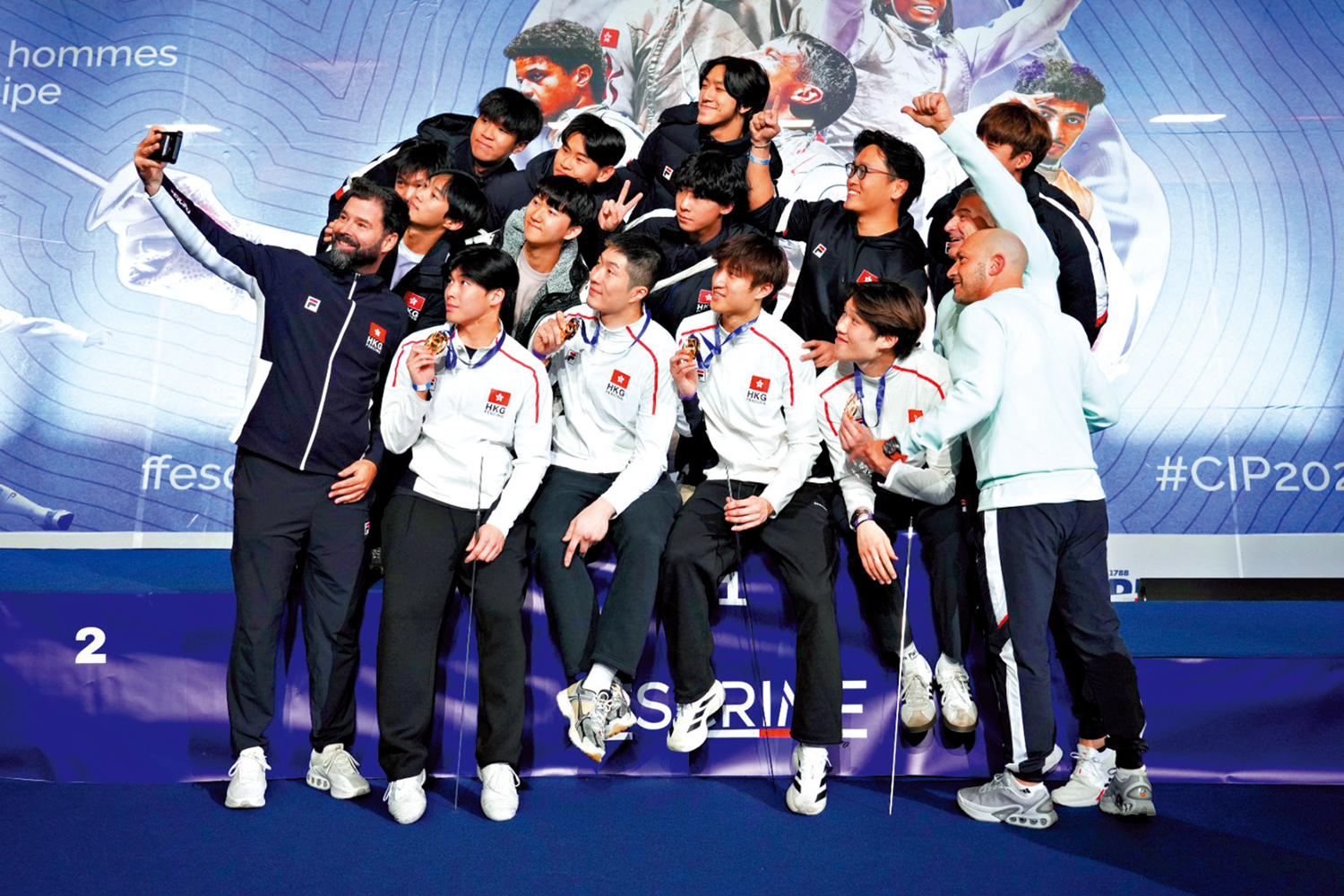 　　圖：中國香港男子花劍隊領獎後自拍。