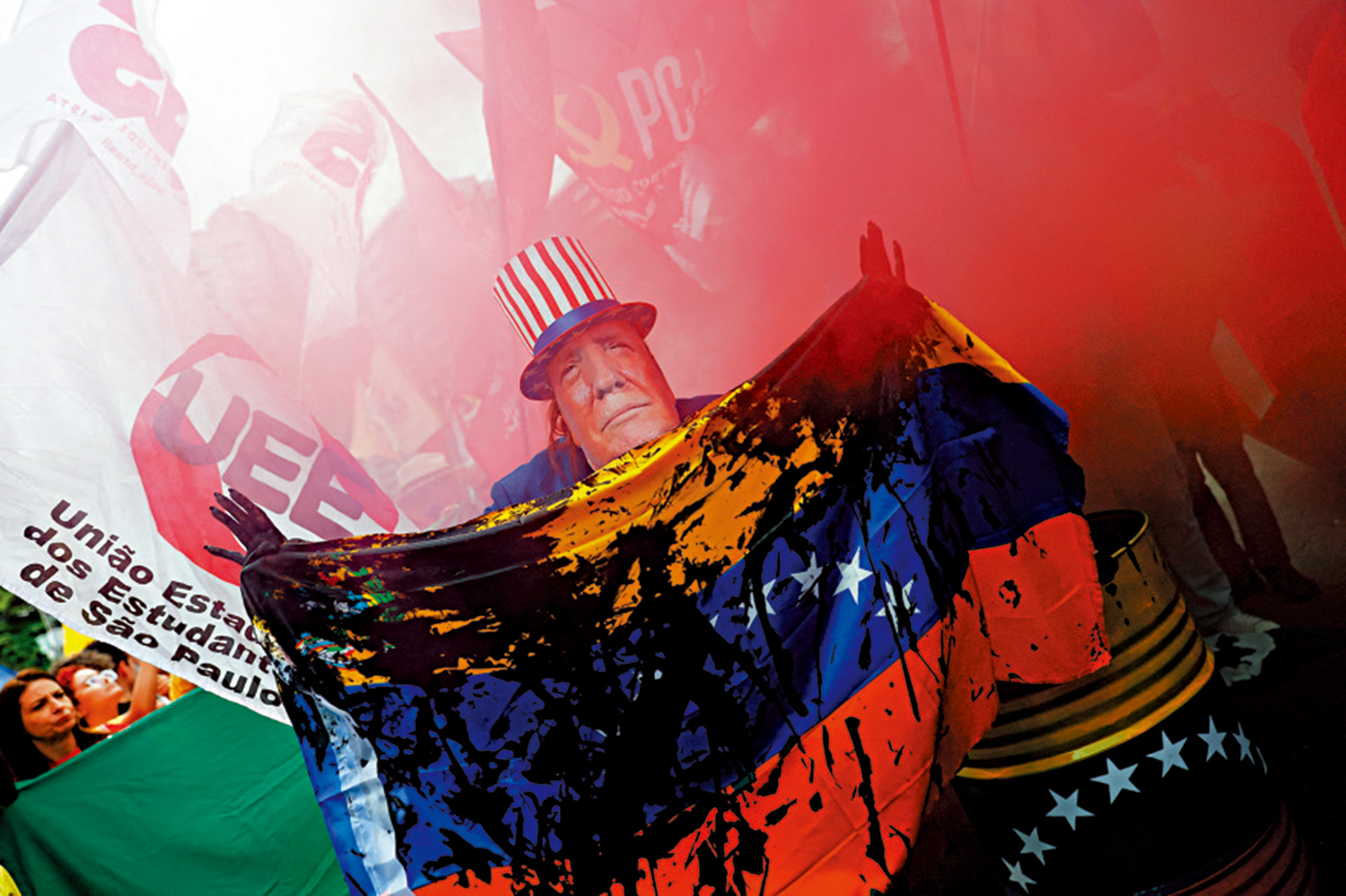 　　圖：巴西民眾戴着特朗普頭像的面具，抗議美國襲擊委內瑞拉。\路透社