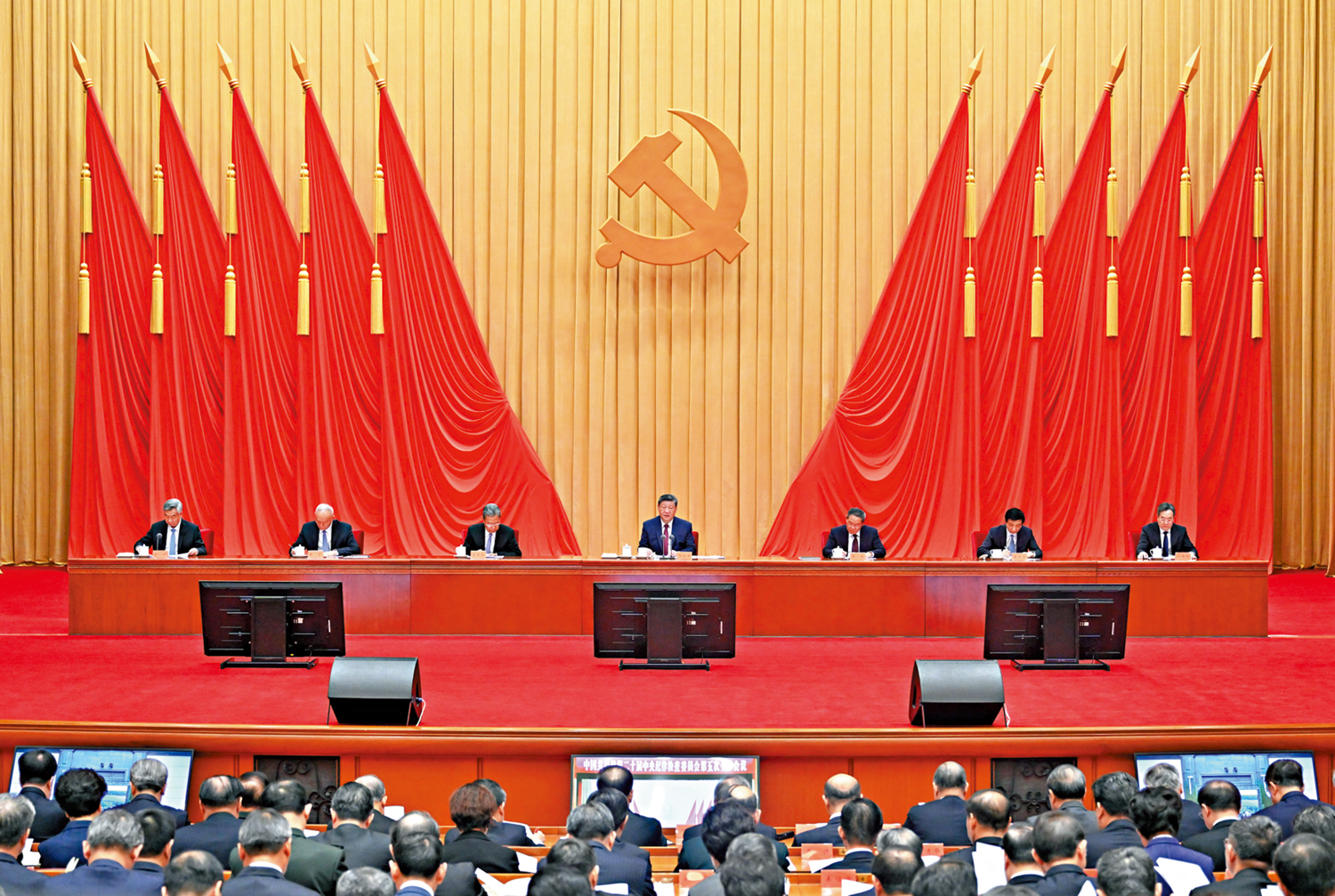 　　圖：1月12日，中共中央總書記、國家主席、中央軍委主席習近平在中國共產黨第二十屆中央紀律檢查委員會第五次全體會議上發表重要講話。李強、趙樂際、王滬寧、蔡奇、丁薛祥、李希出席會議。\新華社