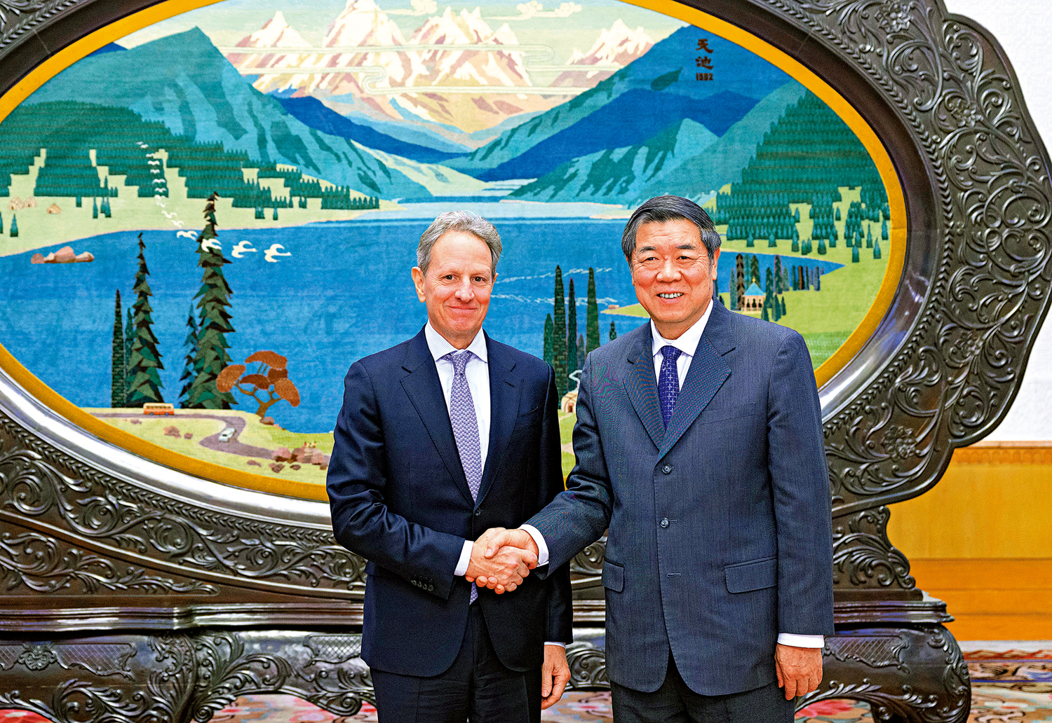 　　圖：1月12日，中共中央政治局委員、國務院副總理何立峰在北京人民大會堂會見美國前財長、華平集團主席蓋特納。\新華社