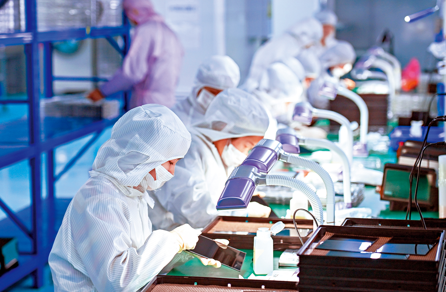 　　圖：政府投資基金要支持小微民營企業和科技型企業孵化。圖為江西宜春一家電子科技公司的生產車間。\新華社