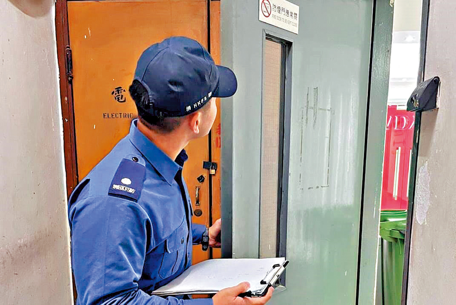 　　圖：消防處上月巡查一百三十多幢商廈，發出三百多張火警危險通知書及提出五十三宗檢控。\資料圖片