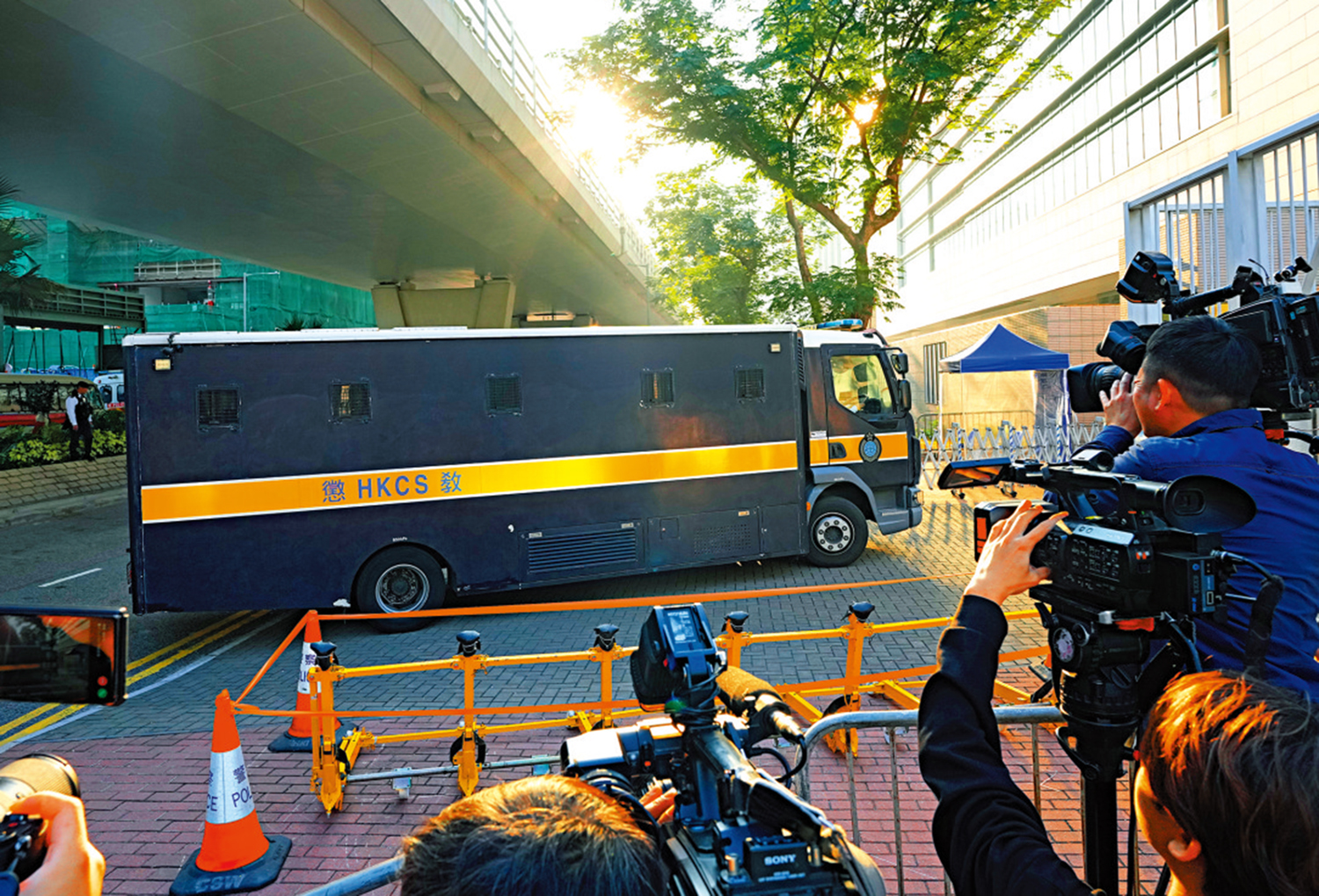 　　圖：法庭昨日完成處理黎智英案被告的求情，擇日判刑。圖為載着被告的囚車駛入法院。\大公報記者蔡文豪攝