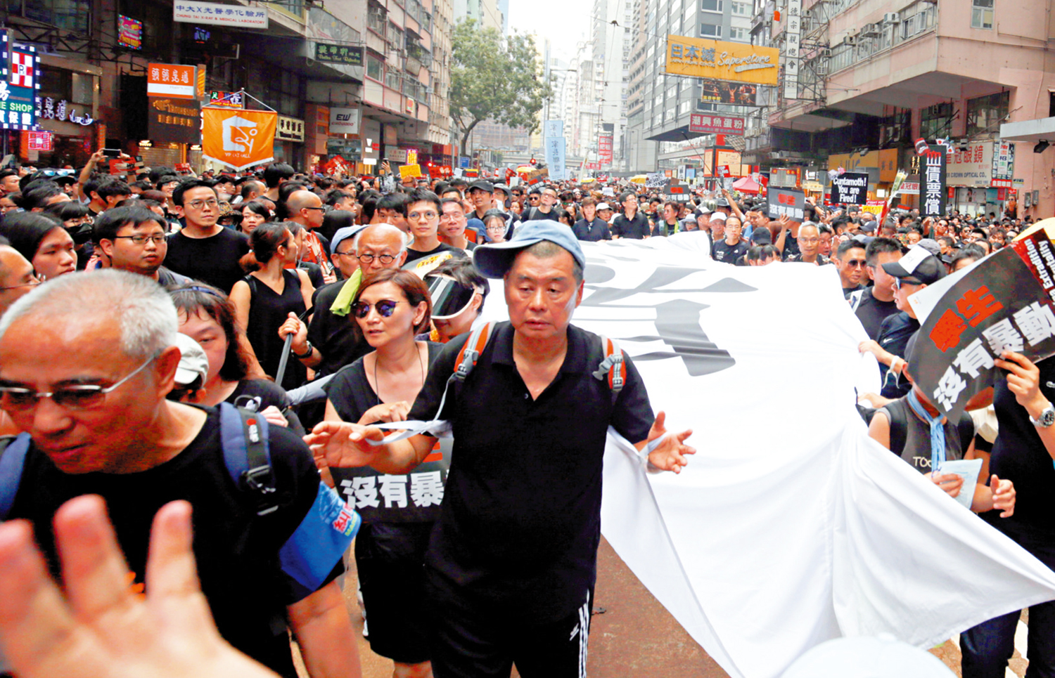 　　圖：黑暴期間，黎智英多次煽動市民上街參與暴亂，鼓吹推翻政府。