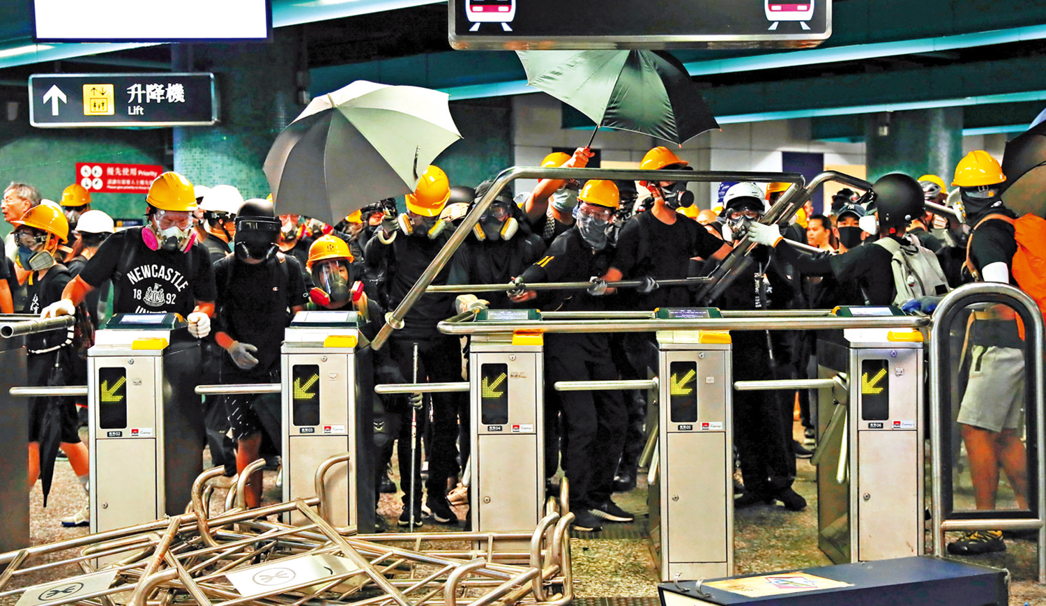 　　圖：二〇一九年黑暴亂港，大肆破壞港鐵、交通燈、銀行、商舖，市民人心惶惶，安全毫無保障。