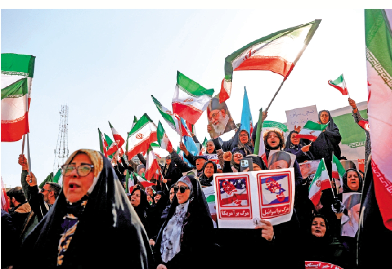 　　圖：伊朗民眾12日在德黑蘭舉行集會，反對美以干涉。\路透社