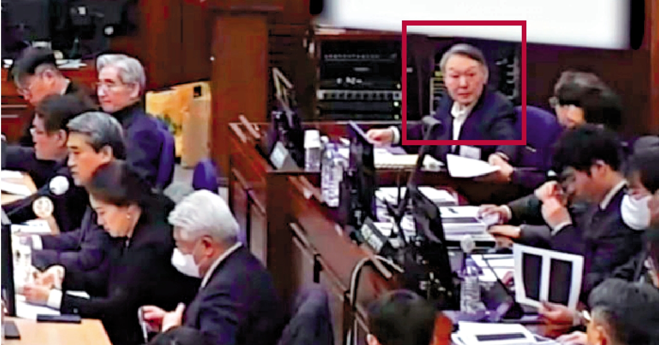 　　圖：1月13日，韓國前總統尹錫悅（後排上）在韓國首爾出席法院庭審。\新華社