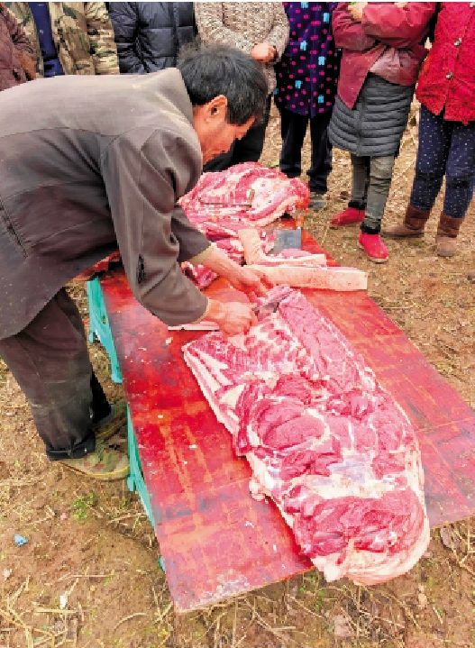 　　圖：「刨豬宴」現場，有熱心人士幫忙分切新鮮豬肉。