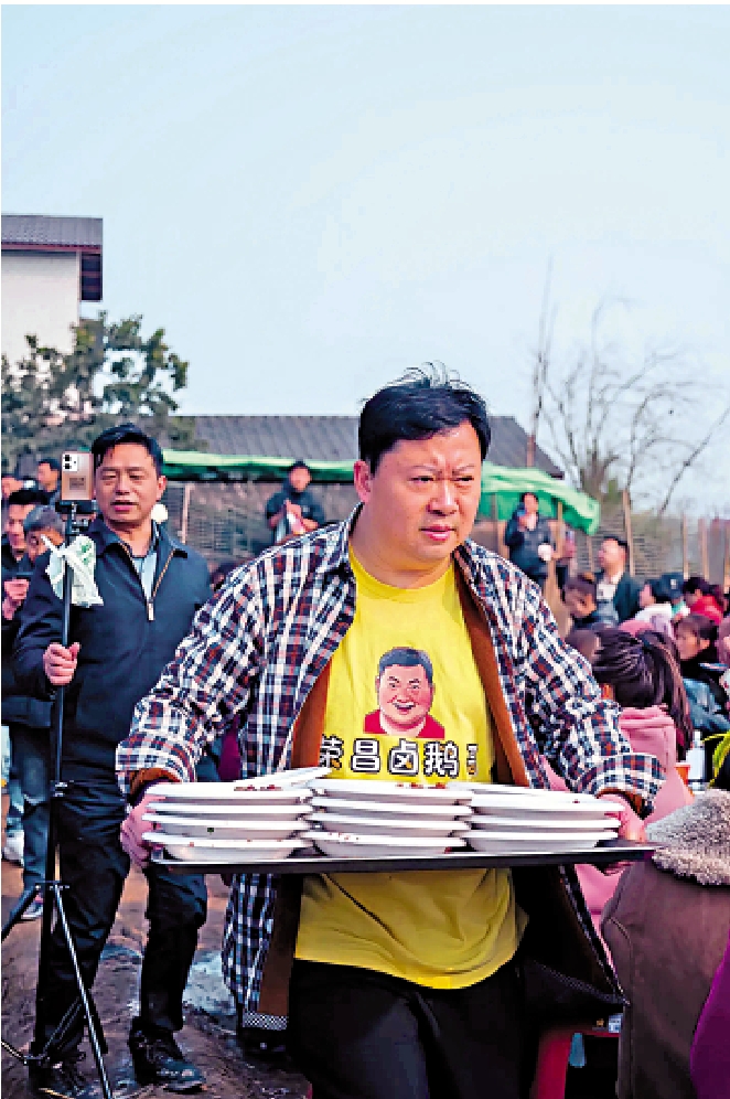 　　圖：重慶知名網紅「榮昌滷鵝哥」也來到現場幫忙。
