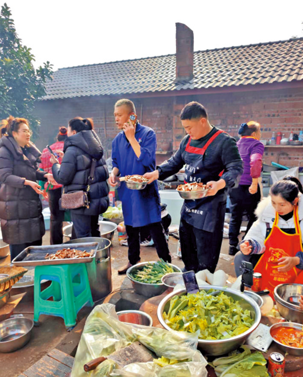 　　圖：來參加「刨豬宴」的民眾不僅帶來了禮物，還一起幫忙做菜宴客。