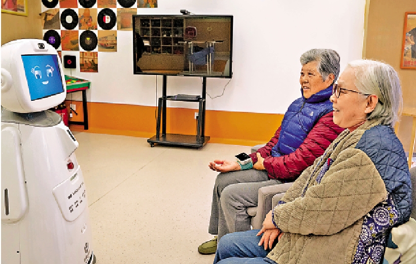 　　圖：在杭州市西湖區社會福利中心，養老機器人陪伴老人聊天。\中新社
