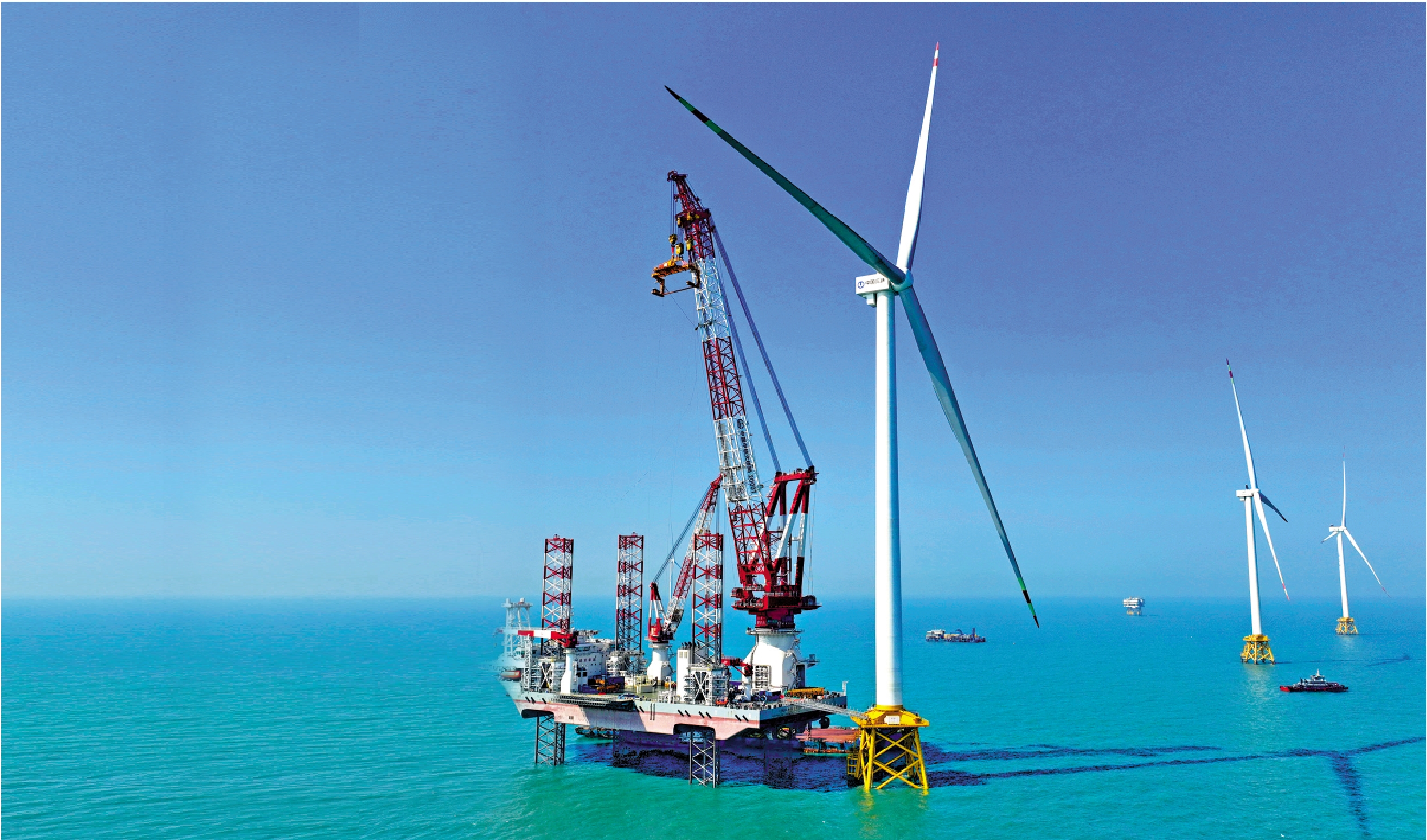 　　圖：國務院出台專項文件，部署「新三樣」固體廢物等回收利用重點舉措。圖為1月13日在福建閩南海域拍攝的海上風電機組。\新華社