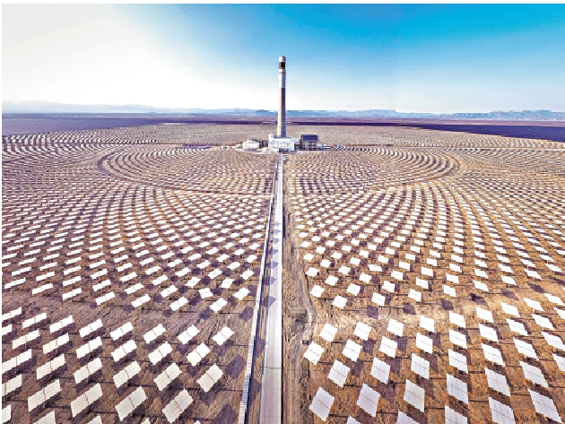 　　圖：到2030年，中國退役光伏組件規模將達150萬噸。圖為在新疆吐魯番市拍攝的「光熱＋光伏」一體化項目。\新華社