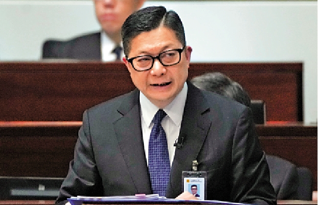 　　圖：鄧炳強表示，將研究修訂相關法例，提升消防安全標準至法定要求。