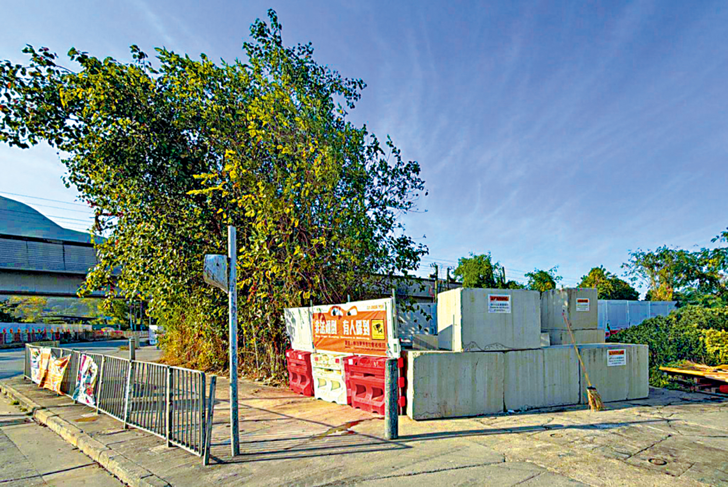 　　圖：環保署在屯門亦園路設置石墩圍欄及告示，防止非法棄置廢物。