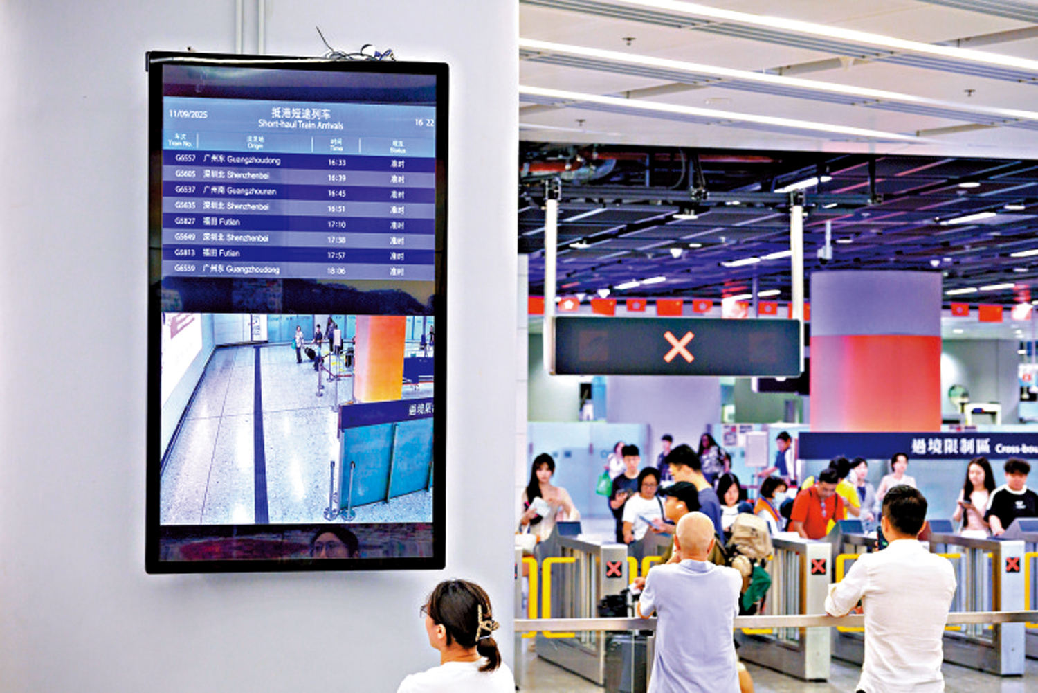 　　圖：抵港大堂去年新增顯示屏，顯示抵港列車信息及出閘實時資訊。