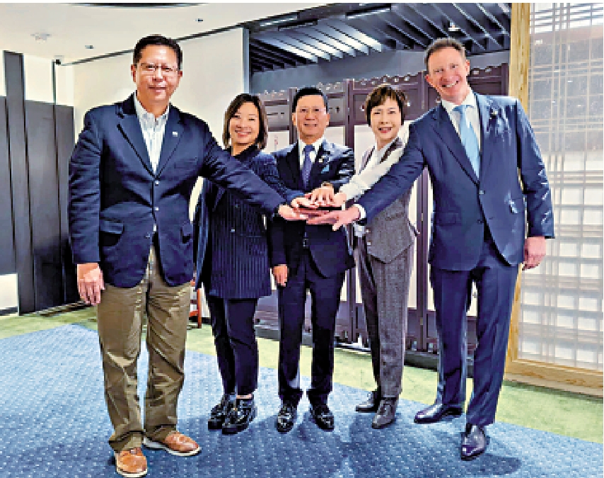 　　圖：左起：保聯一般保險總會主席張健強、保聯副主席尹玄慧、保聯主席徐志堅、保聯行政總監劉佩玲及保聯壽險總會主席白凱榮。