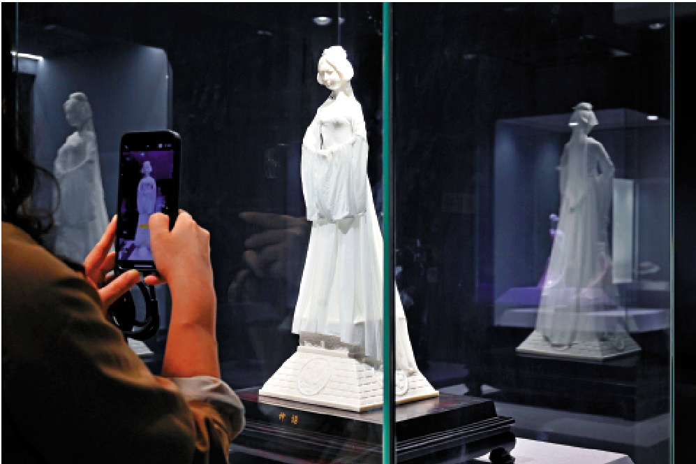 　　圖：藝術家連德理的德化白瓷作品《神話》。\中新社