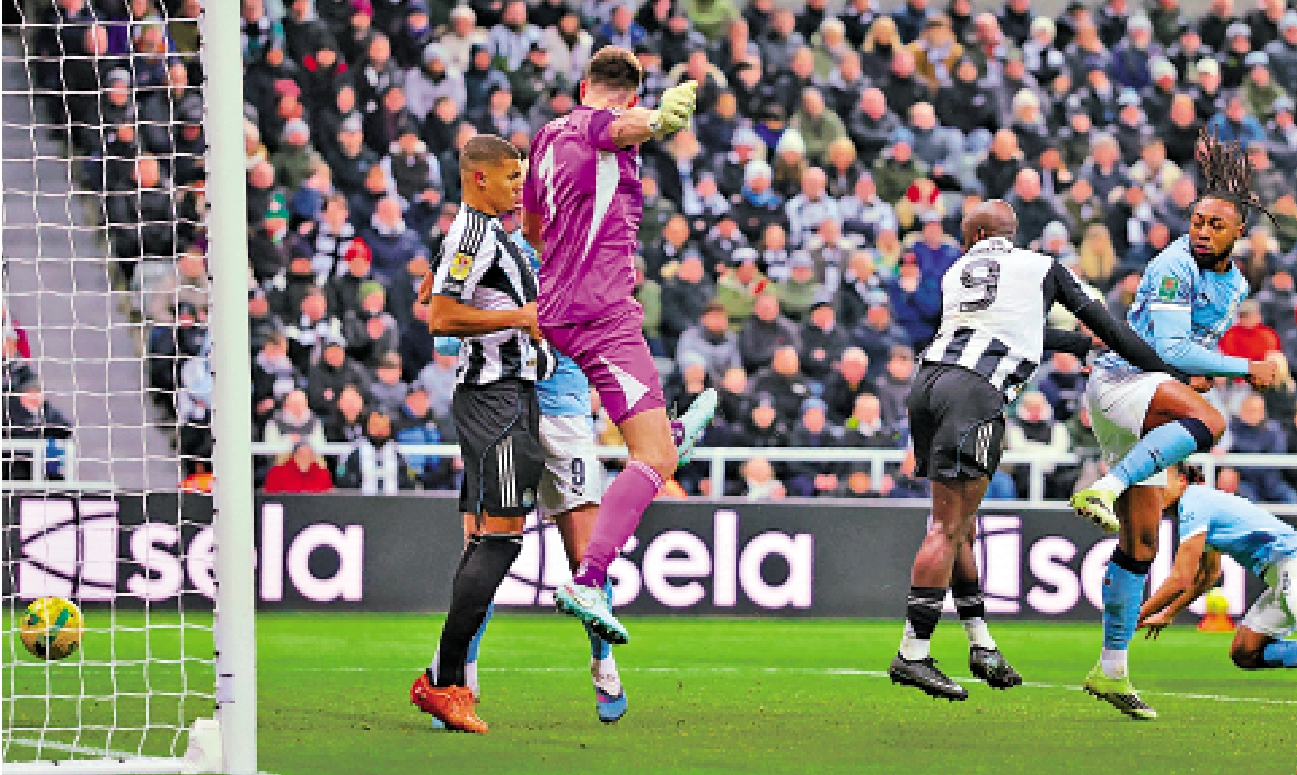 　　圖：施美安（右）門前快腳施射攻破紐卡素大門。\路透社