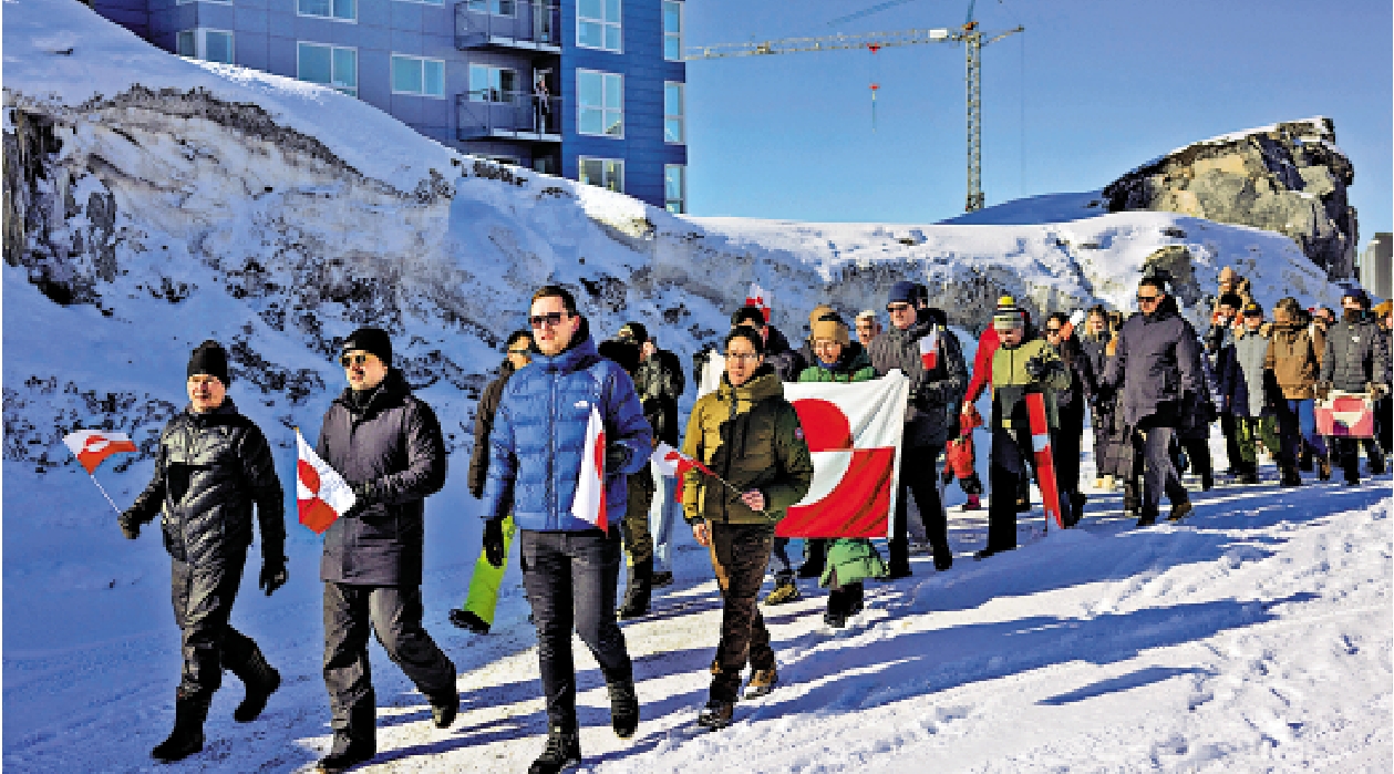 　　圖：去年3月，格陵蘭各政黨領導人和民眾前往美國領事館抗議。\路透社
