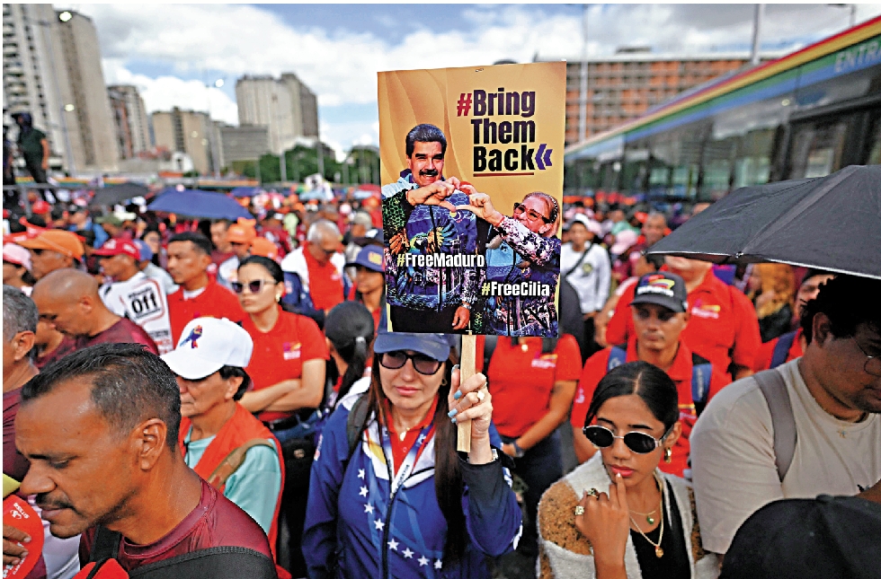 　　圖：委內瑞拉民眾13日在加拉加斯遊行，要求美國釋放委總統馬杜羅及其妻子。\法新社