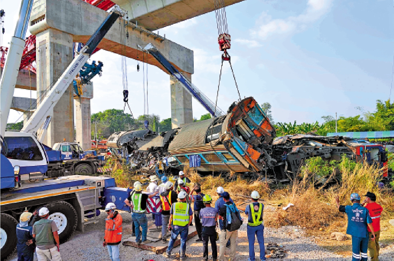 　　圖：泰國救援人員14日嘗試吊起受損的列車車廂。\美聯社