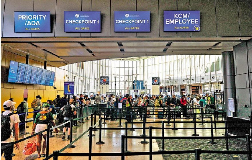 　　圖：旅客在美國得州一座機場接受安全檢查。\法新社