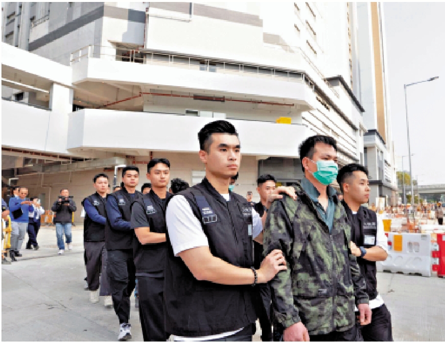 　　圖：入境處昨日在上水一新建屋邨展開代號「促進行動」的反非法勞工行動，拘捕懷疑非法勞工。