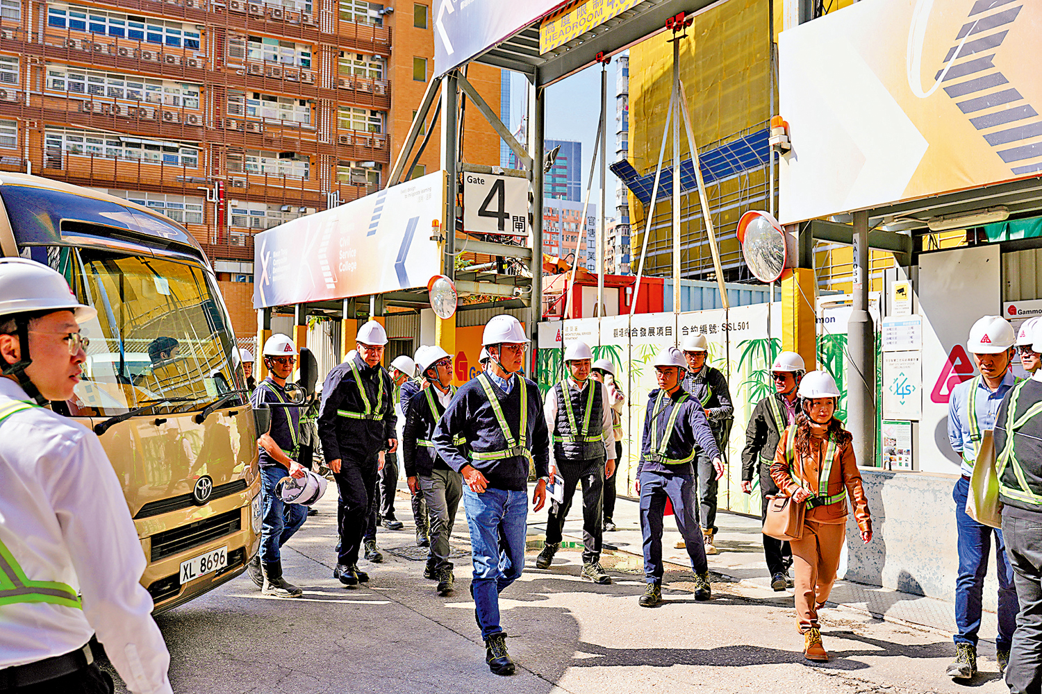 　　圖：獨立委員會成員前往工地視察竹棚架和金屬棚架使用的實際情況。