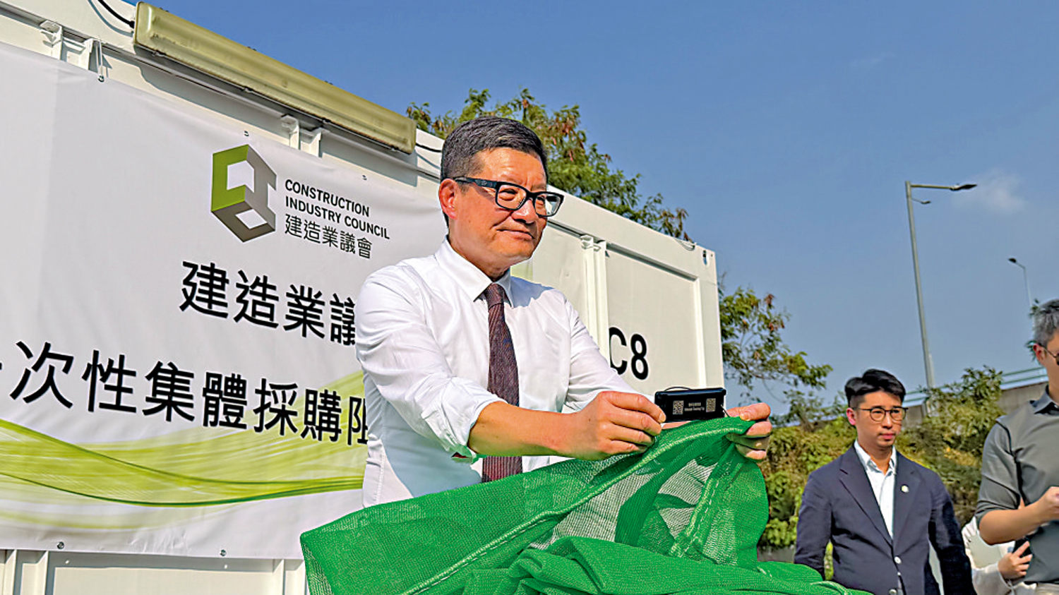 　　圖：建造業議會執行總監鄭定寧展示採購的棚網附有RFID標籤。\大公文匯全媒體記者劉妍伶攝