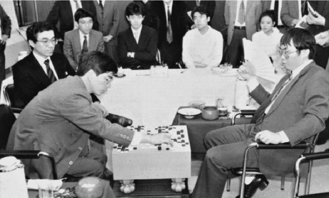 　　圖：在第3屆中日圍棋擂台賽最後一場比賽中，聶衛平（右）中盤勝加藤正夫。