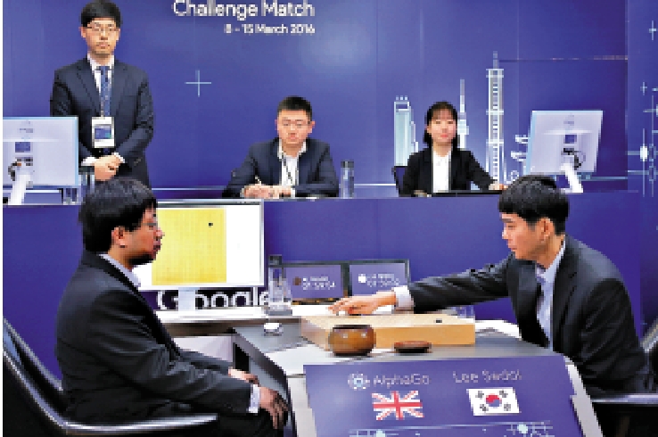 　　圖：李世石（前右）和AlphaGo在比賽中。