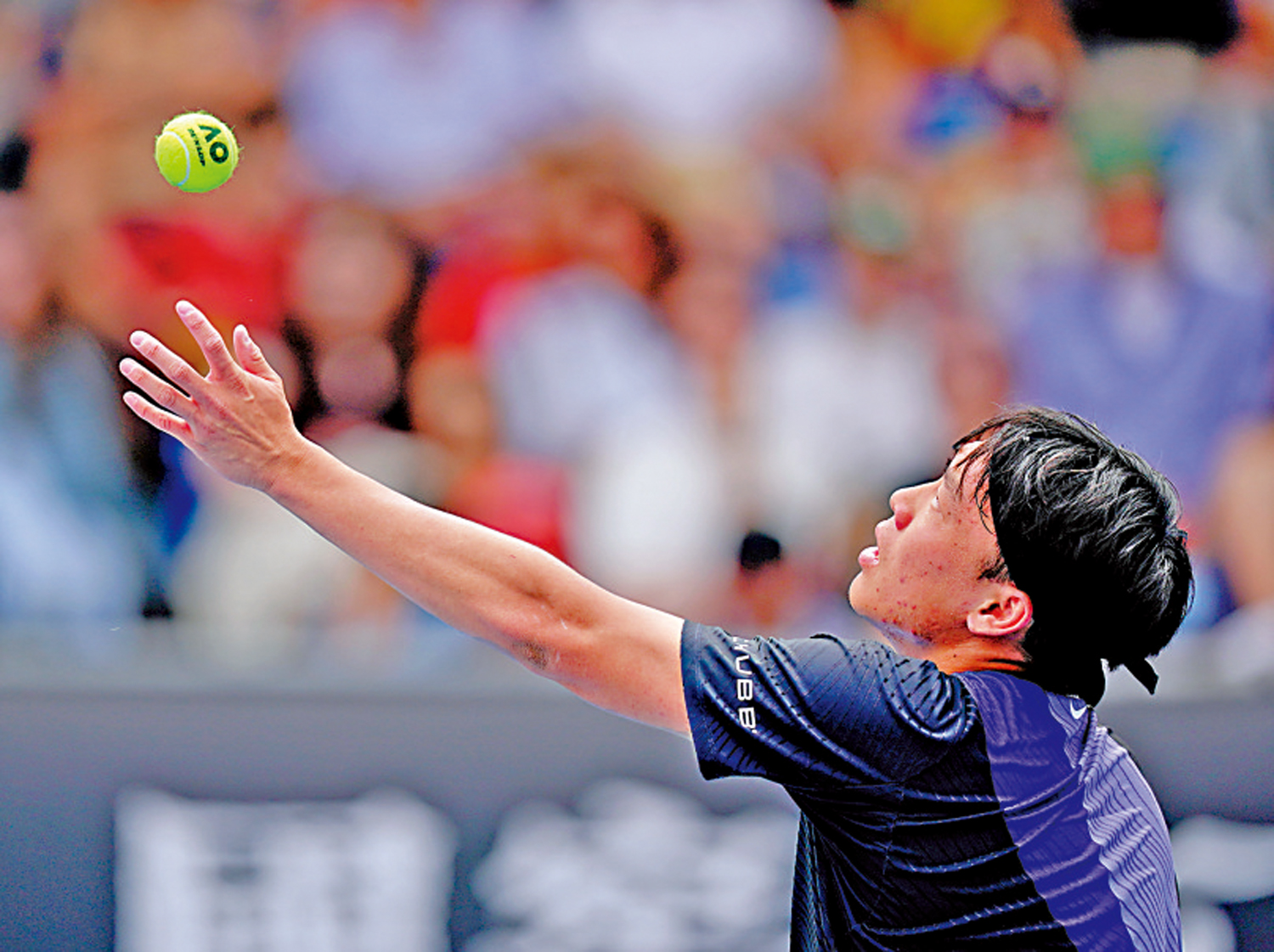 　　圖：黃澤林在澳網外圍賽末輪賽事中發球。\新華社