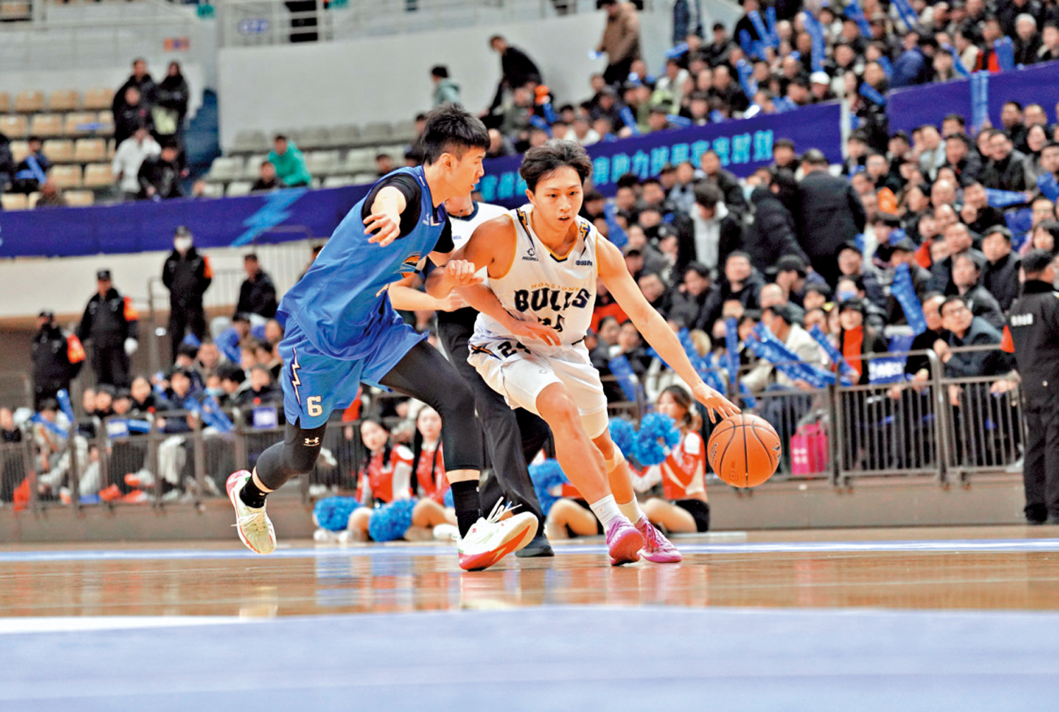 　　圖：金牛的吳委峻（右）獲正選機會。