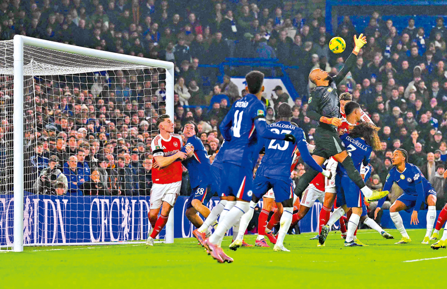 　　圖：車路士門將羅拔山齊士（上）跳起撲空。\法新社