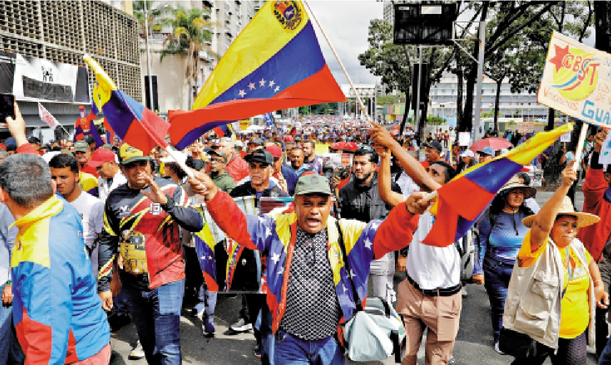 　　圖：委內瑞拉民眾14日在首都加拉加斯遊行，要求美國釋放被擄走的委總統馬杜羅夫婦。\路透社