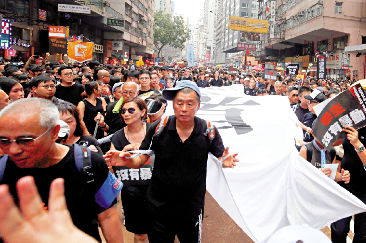 　　圖：黑暴期間，宣稱「為美國而戰」的黎智英煽動市民上街參與暴亂，鼓吹推翻政府。