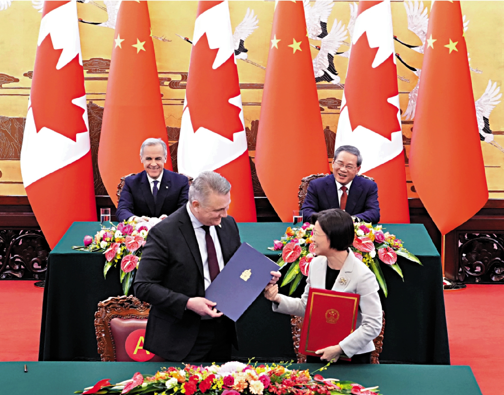 　　圖：1月15日，中國國務院總理李強在北京人民大會堂同來華進行正式訪問的加拿大總理卡尼舉行會談。會談後，兩國總理共同見證簽署經貿、海關、能源、建築、文化、公共安全等多項合作文件。\中新社