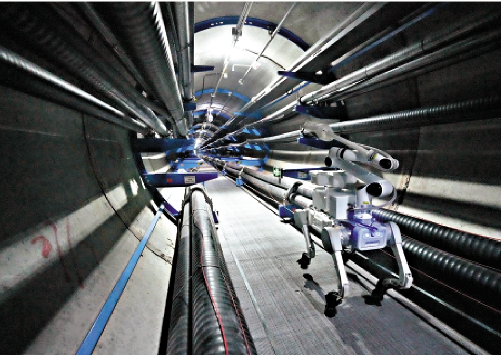 　　圖：未來五年，國家電網將夯實數智基礎設施，強化電網數字賦能。圖為智能巡檢機器人在電纜隧道進行檢測。/新華社