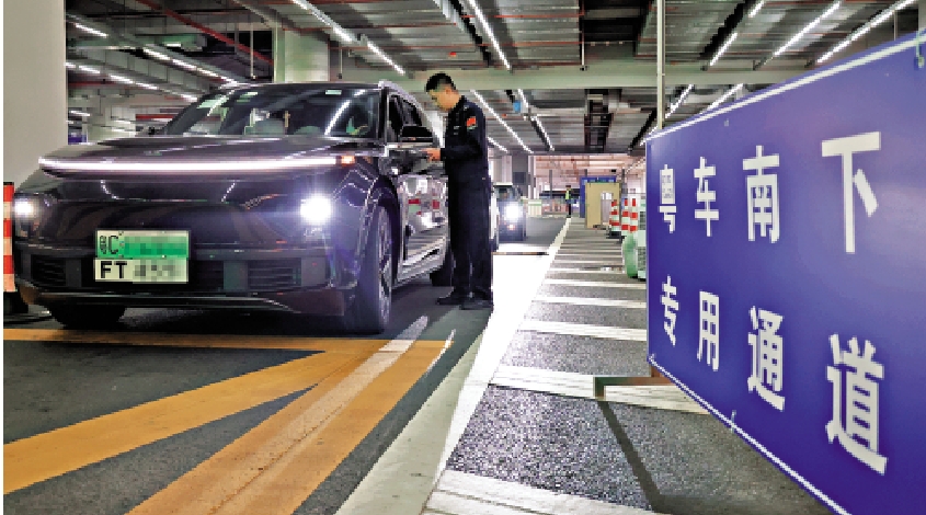 　　圖：「粵車南下」政策首階段計劃實施已「滿兩月」。圖為「粵車」經港珠澳大橋珠海口岸通關。