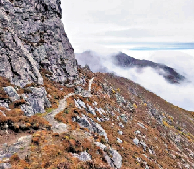 　　圖：「鰲太線」線路全程海拔多在3000米以上，地貌複雜。