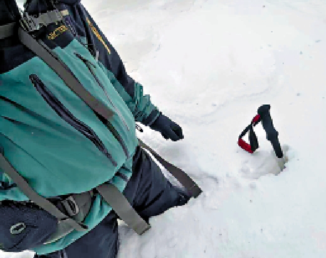 　　圖：此前曾在「鰲太線」遇險的生還者表示，徒步途中積雪深及膝蓋以上。