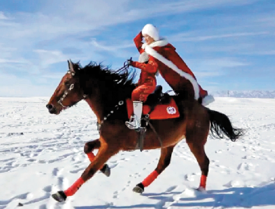 　　圖：2020年11月，時任新疆伊犁昭蘇縣副縣長的賀嬌龍拍攝身披鮮紅斗篷、策馬馳騁雪原的視頻爆紅全網。