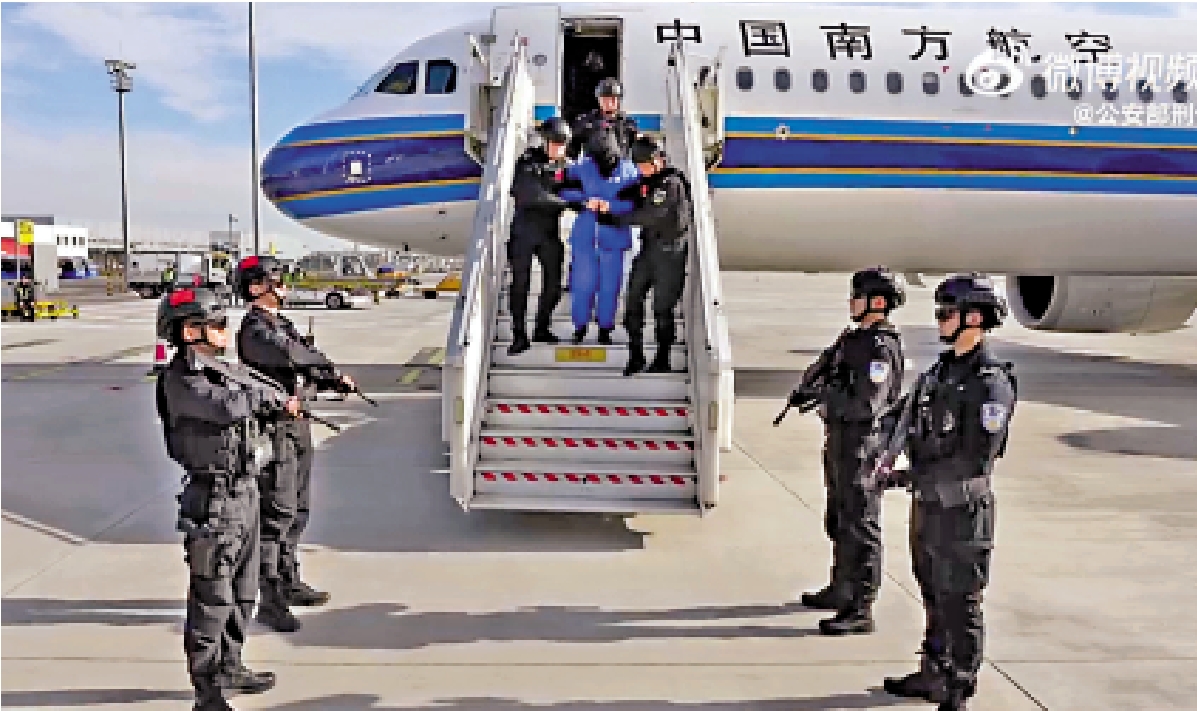 　　圖：中國警方近日將陳志從柬埔寨金邊押解回國。\視頻截圖