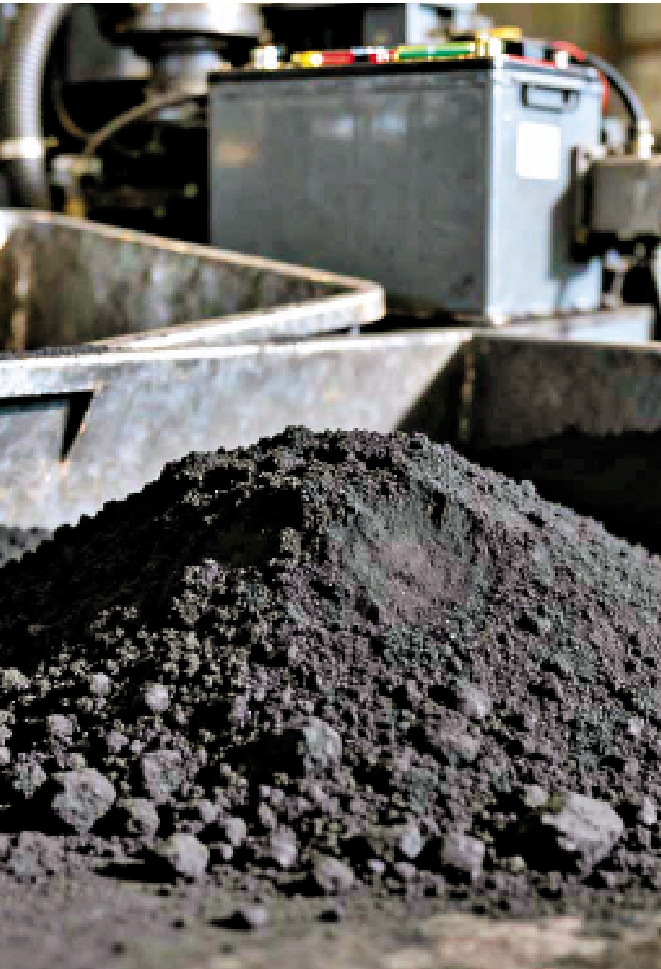 　　圖：「黑粉」是電池回收的重要資源。