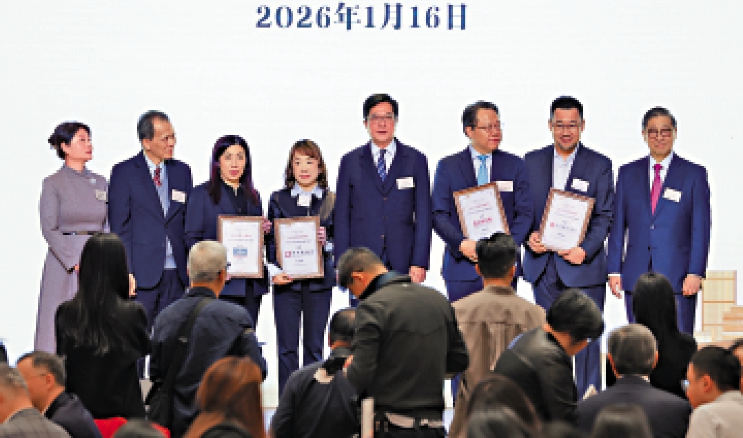 　　圖：黃偉綸（右四）表示，特區政府正積極擴大黃金儲存設施的容量水平。\大公文匯全媒體記者萬霜靈攝